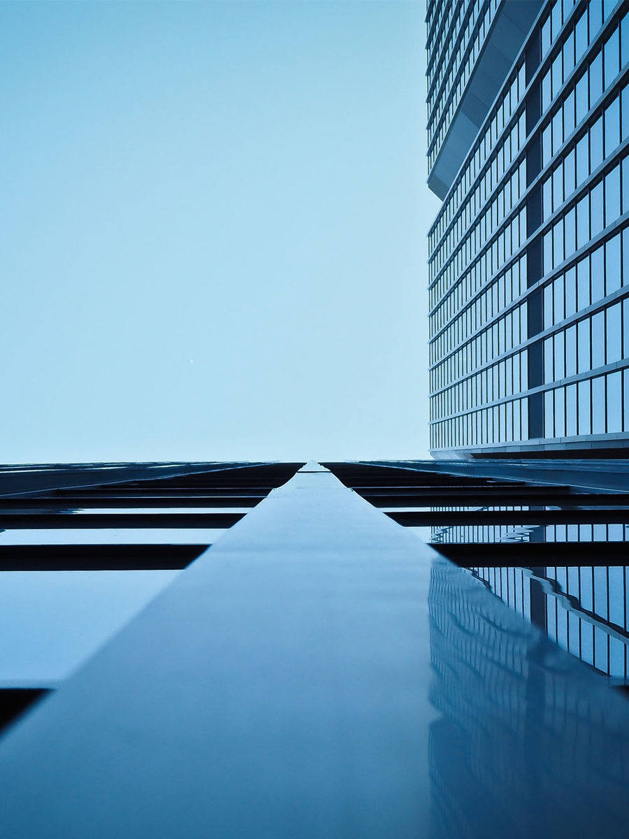 Skyskrapa mot blå himmel